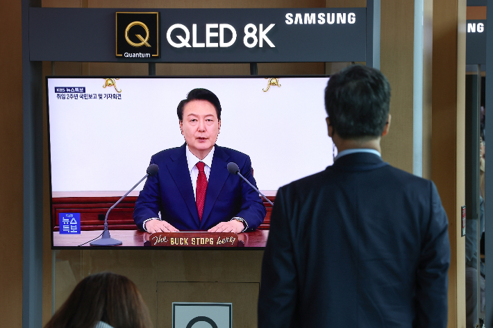 일 오전 서울역 대합실에서 시민들이 '윤석열 정부 2년 국민보고 및 기자회견' 방송을 시청하고 있다. 연합뉴스 