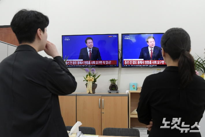 더불어민주당 당직자들이 9일 서울 여의도 국회에서 윤석열 대통령 취임 2주년 기자회견을 보고 있다. 윤창원 기자