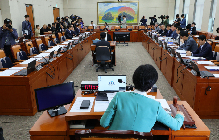 9일 국회 정무위원회에서 백혜련 위원장이 전체회의를 진행하고 있다. 연합뉴스