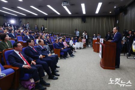 추경호 국민의힘 신임 원내대표가 9일 오후 서울 여의도 국회에서 열린 국민의힘 2024 원내대표 선출 당선자총회에서 당선인사말을 하고 있다.