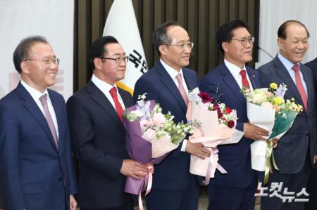 국민의힘 추경호 신임 원내대표가 9일 국회에서 열린 제22대 원내대표 선출 당선자총회에서 당선 확정 후 꽃다발을 들고 기념촬영을 하고 있다. 왼쪽부터 윤재옥 전 원내대표, 이종배 후보, 추 신임 원내대표, 송석준 후보, 황우여 비상대책위원장.