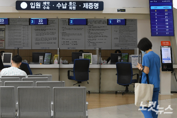 의대교수들이 외래 진료와 수술을 중단한 지난달 30일 서울대병원이 한산한 모습을 보이고 있다. 박종민 기자
