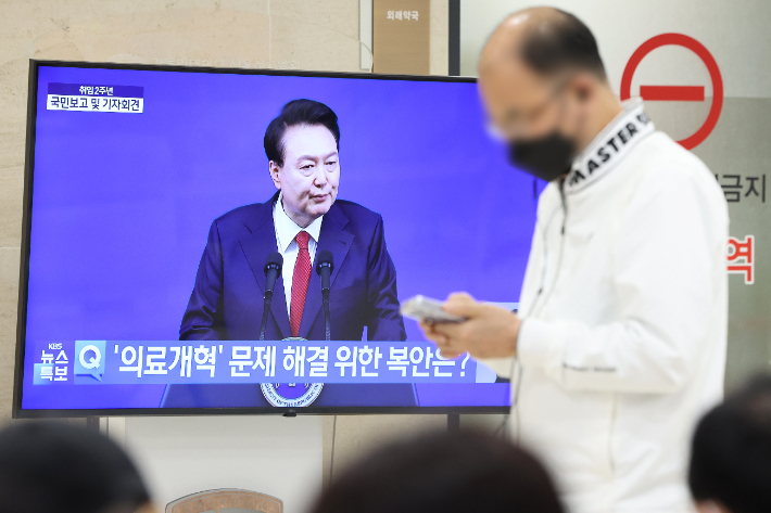 尹 "의료개혁, 미룰 수 없어"…의료계 "원점 재검토가 통일안"