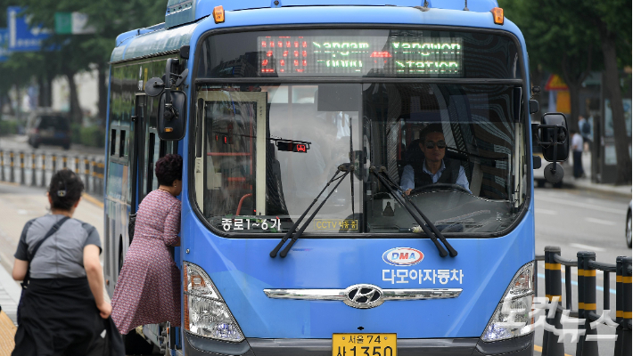 서울 시내버스 운행 모습. 박종민 기자