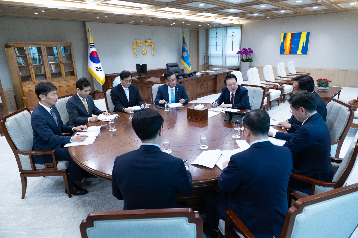 9일 오후 서울 용산 대통령실 청사에서 윤석열 대통령 주재로 제1차 경제이슈점검회의가 열리고 있다. 대통령실 제공