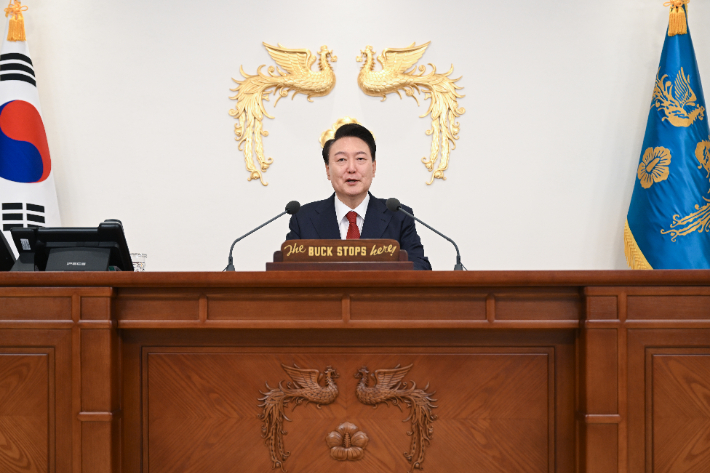 윤석열 대통령이 9일 오전 서울 용산 대통령실 청사 집무실에서 '윤석열정부 2년 국민보고 및 기자회견'의 모두 발언을 하고 있다. 대통령실 제공