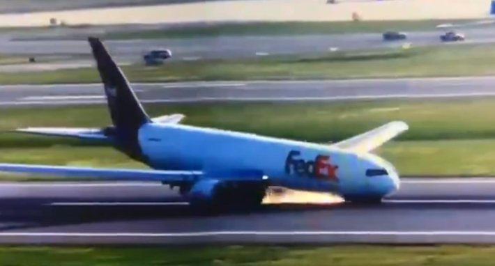 특송업체 페덱스가 운영하는 보잉767 기종 화물기가 8일(현지시간) 튀르키예 이스탄불 국제공항에서 착륙장치(랜딩기어) 이상으로 활주로에 동체 착륙했다. 연합뉴스
