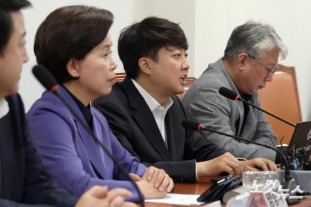 최고위원회의 발언하는 이준석 대표