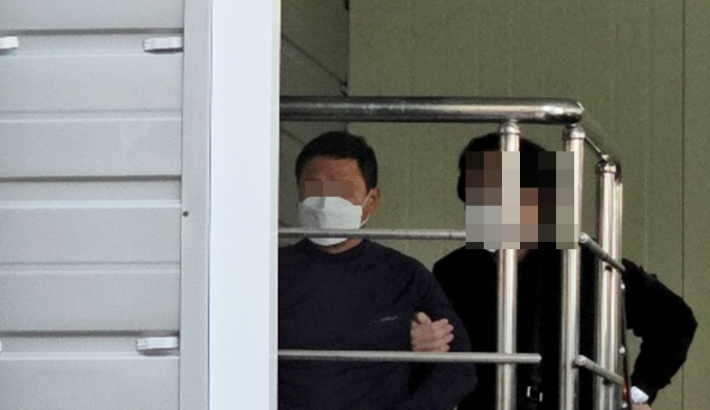 부산지법 앞에서 흉기로 50대 남성을 살해한 혐의를 받은 유튜버 A(50대·남)씨. 송호재 기자