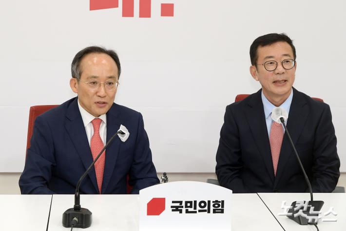 국민의힘 추경호 신임 원내대표가 10일 서울 여의도 국회를 찾은 홍철호 정무수석을 만나고 있다.
