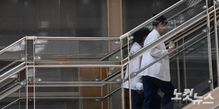 한 대학병원에서 이동하는 의료진의 모습. 황진환 기자