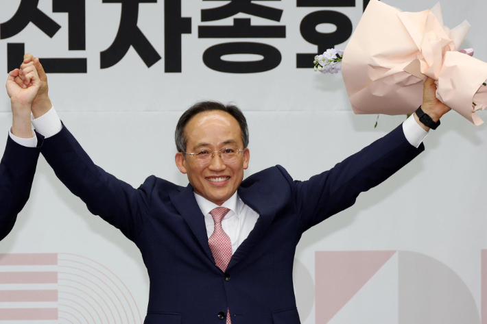 9일 서울 여의도 국회에서 열린 국민의힘 2024 원내대표 선출 당선자 총회에서 선출된 추경호 신임 원내대표가 손을 들어보이고 있다. 윤창원 기자