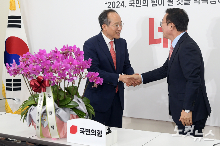 국민의힘 추경호 신임 원내대표가 10일 서울 여의도 국회를 찾은 홍철호 정무수석을 만나고 있다. 윤창원 기자