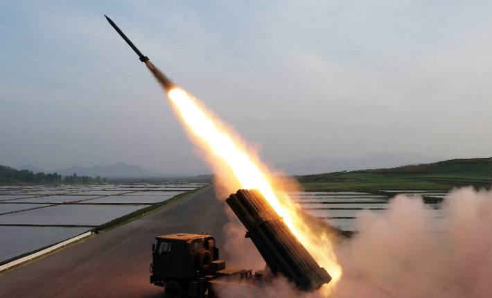 북한의 신형 240㎜ 방사포탄 시험사격 모습. 연합뉴스