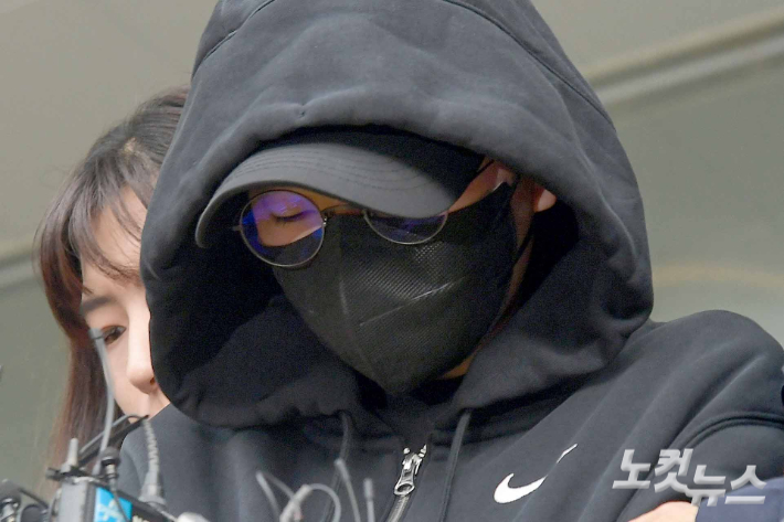 전청조 씨가 지난해 11월 3일 서울 송파경찰서에서 영장실질심사를 위해 서울동부지법으로 이송되고 있다. 박종민 기자