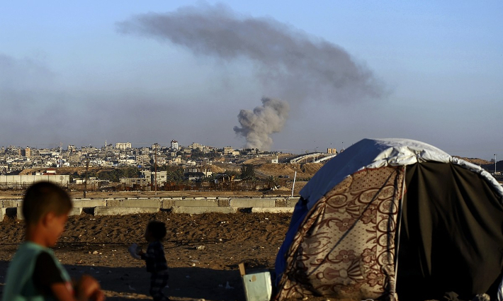 이스라엘군이 가자지구 최남단 도시 라파에 대한 공습을 강화한 지난 7일(현지시간) 이집트와의 국경선 인근에서 연기가 솟아나고 있다. 연합뉴스