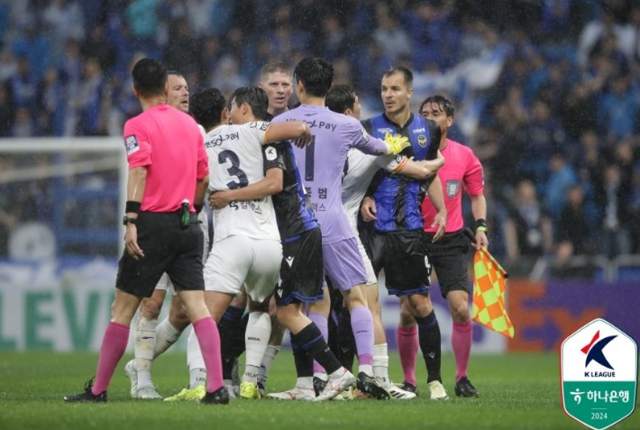 11일 인천축구전용경기장에서 열린 '하나은행 K리그1 2024' 12라운드 FC서울 대 인천 유나이티드와의 경기에서 선수들이 신경전을 벌이는 모습. 연합뉴스