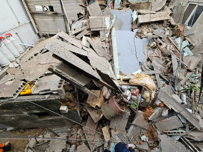 부산 부산진구 부전시장 내 한 3층 주택 건물이 무너져 관계기관이 안전 조치에 나섰다. 부산소방재난본부 제공