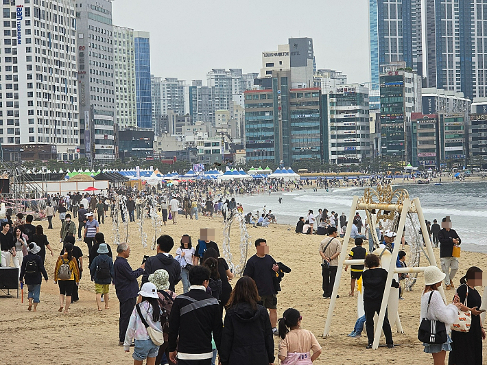 12일 제22회 어방축제가 열린 부산 광안리해수욕장이 인파로 붐비고 있다. 송호재 기자