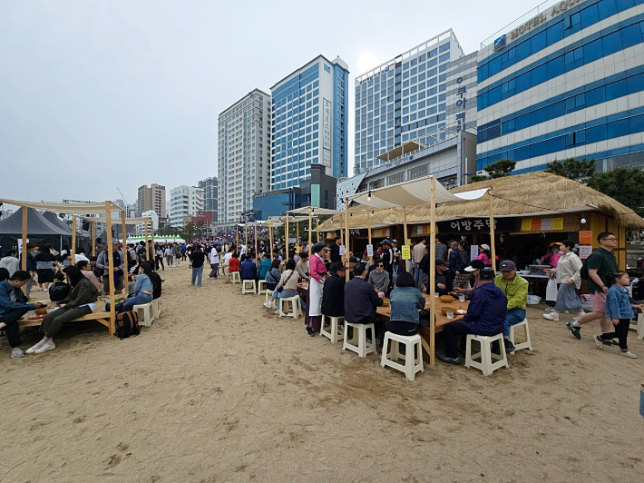 12일 부산 광안리해수욕장에서 열린 제22회 어방축제에 방문객이 몰렸다. 송호재 기자
