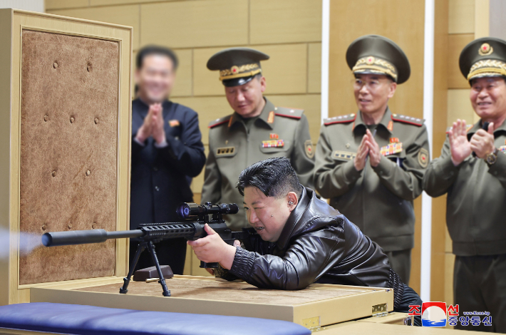 김정은, 방사포 車 시운전에 저격용 소총도 쏴…무기수출 확대 의도