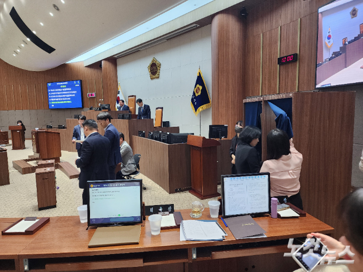 24일 충남도의회에서 '학생인권조례 폐지 조례안 재의의 건' 투표가 이뤄지고 있다. 고형석 기자
