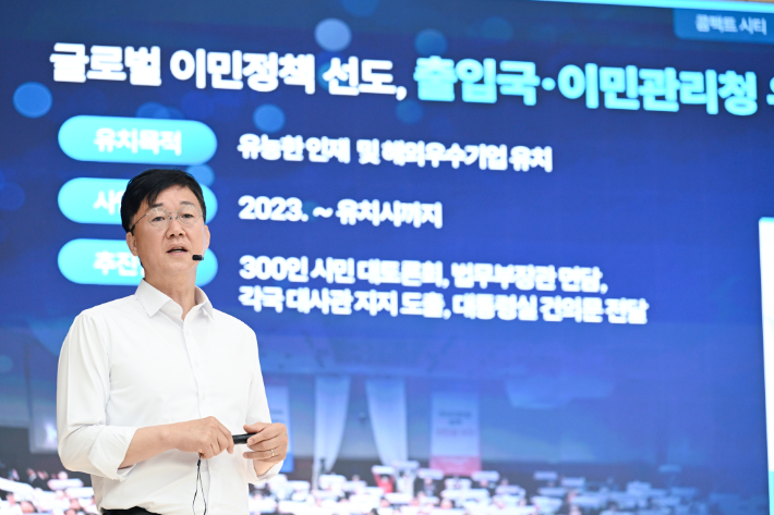  '2035 뉴시티 안산 프로젝트'를 발표하고 있는 이민근 안산시장. 안산시 제공