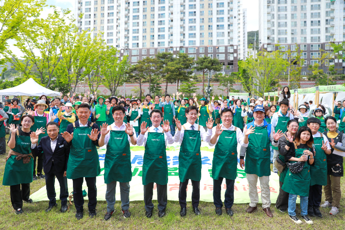 전남 광양시는 지난 11일 시민들이 직접 정원을 조성하고 가꿔나가는 시민 감동정원 조성 행사를 추진했다. 광양시 제공