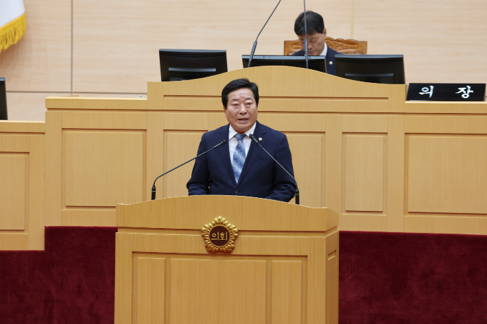 전남도의회 정길수 의원(더불어민주당, 무안 1)이 13일 전남도의회 제380회 임시회 제1차 본회의장에서 '이상기후 피해 양파·마늘 농가 지원 촉구 건의안'을 대표 발의하고 있다. 전남도의회 제공