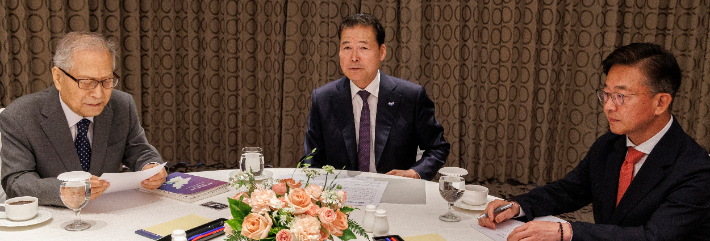 김영호 통일부 장관(가운데)이 13일 오전 서울 중구 롯데호텔에서 열린 전 통일부 장관 초청 오찬 간담회에 참석해 정세현(왼쪽), 홍용표 전 장관에게 인사말을 하고 있다. 연합뉴스