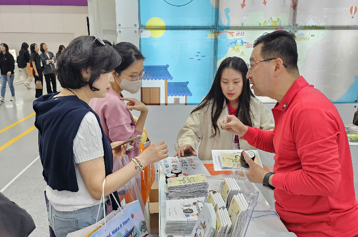 전북 순창군은 지난 9일부터 12일까지 4일간 서울 코엑스에서 열린 제39회 서울 국제관광전에 참가해 열띤 홍보전을 펼쳤다. 순창군 제공