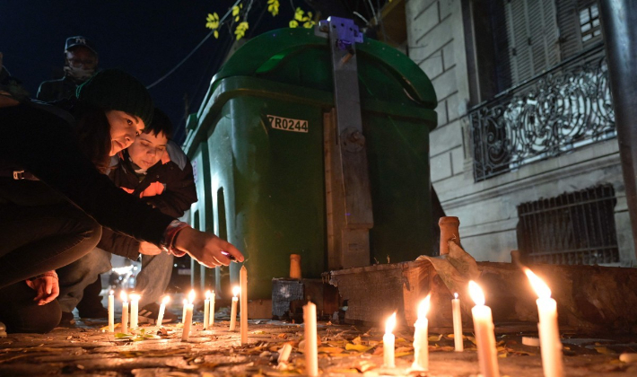 지난 8일(현지시간) 아르헨티나 부에노스아이레스의 외곽 하숙집에서 동성애 혐오자의 범죄로 사망한 여성들을 위해 시민들이 촛불을 켜고 있다. 연합뉴스