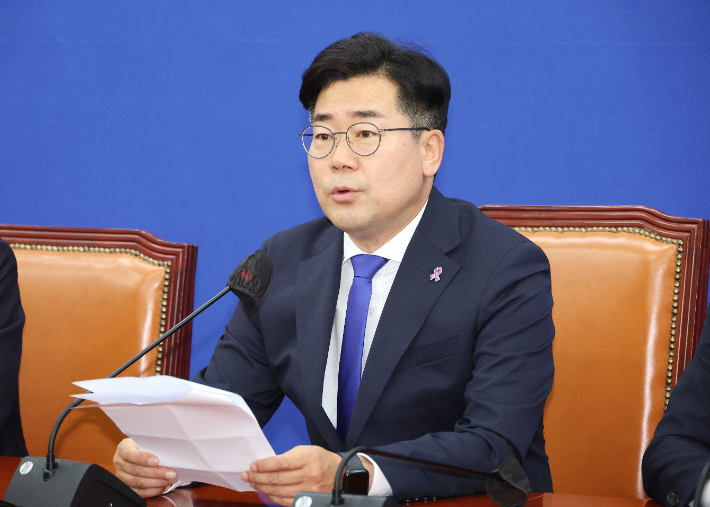 더불어민주당 박찬대 원내대표가 14일 오전 국회에서 열린 원내대책회의에서 발언하고 있다. 연합뉴스