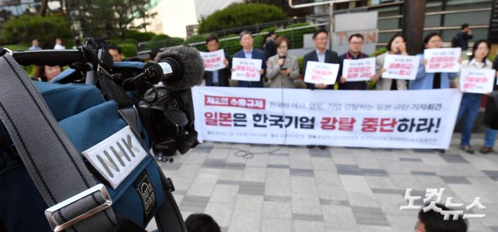 日정부 규탄 기자회견 취재하는 日방송사