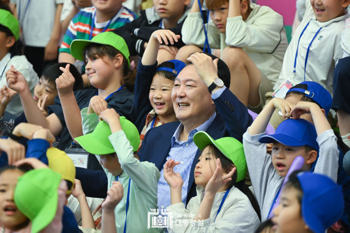 5일 제102회 어린이날을 맞아 윤석열 대통령이 전국 각지의 어린이들과 가족들을 청와대로 초청했다. 대통령실 제공