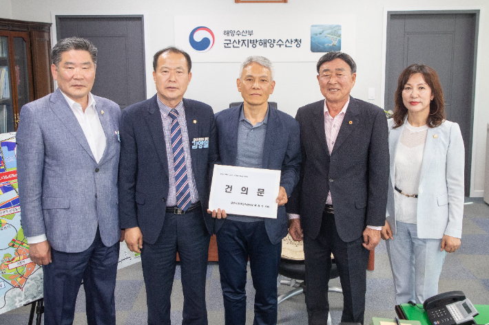 군산시의회가 14일 군산지방해양수산청에 건의문을 전달했다. 군산시의회 제공