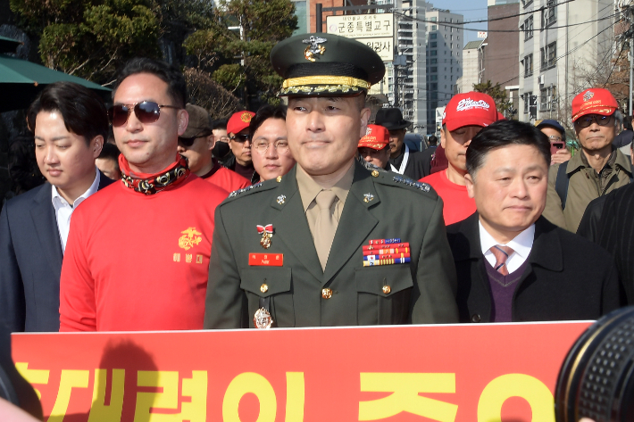 해병대 채모 상병 순직사건 수사 이첩 관련 항명 및 상관명예훼손 혐의로 기소된 박정훈 전 해병대 수사단장(대령)이 21일 오전 서울 용산구 중앙지역군사법원에서 열린 3차 공판에 출석하고 있다. 윤창원 기자