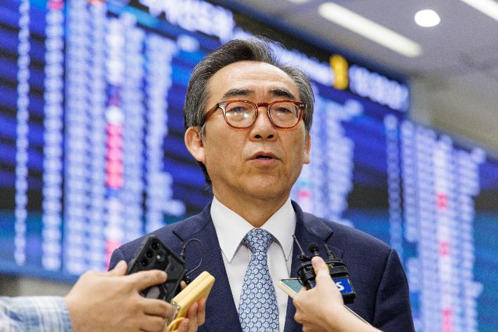 중국 베이징에서 한·중 외교장관 회담을 마친 조태열 외교부 장관이 14일 오후 인천공항을 통해 귀국한 뒤 취재진과 인터뷰를 하고 있다. 연합뉴스