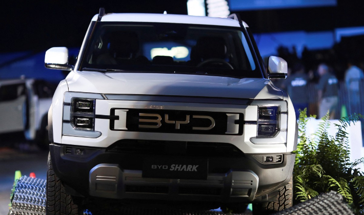 중국 전기차 업체 비야디의 첫 전기 픽업트럭 '샤크'가 전시돼 있다. 연합뉴스
