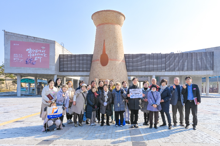 일본인 단체 관광객 가야고분군 관광. 경남도청 제공 