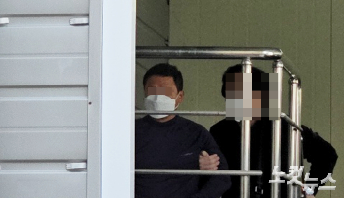 9일 오전 9시 51분 부산지방법원 앞 거리에서 갈등을 빚던 남성을 살해한 혐의를 받는 유튜버 A(50대·남)씨, 송호재 기자
