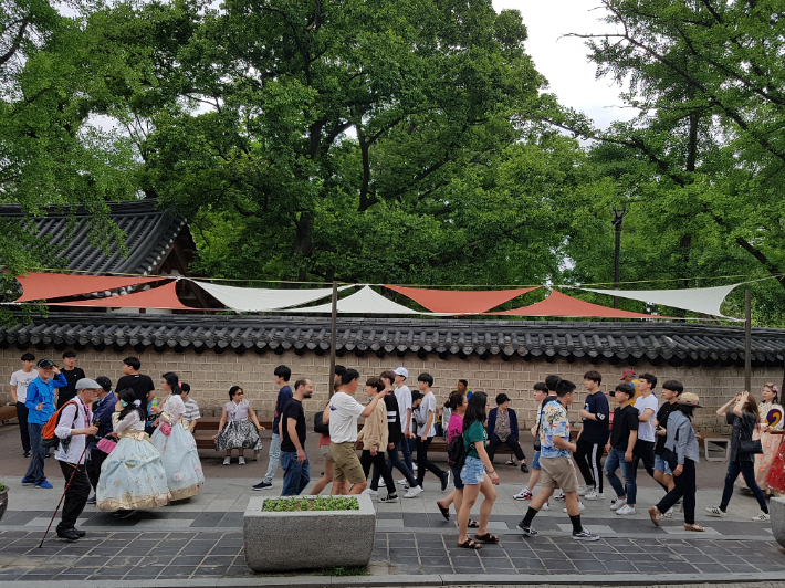 전주한옥마을 경기전 앞을 거닐고 있는 관광객들. 전주시 제공