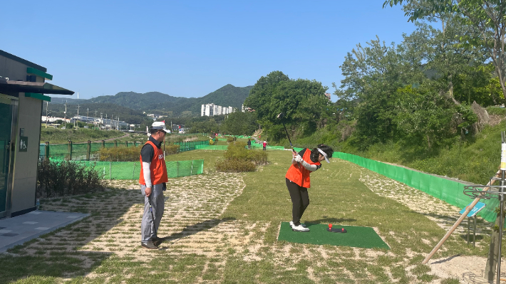 시민들이 남경주 파크골프장에서 경기를 즐기고 있다. 경주시 제공