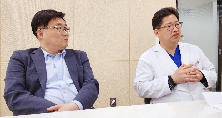파파클럽 정동수 대표(오른쪽)와 부산성시화운동본부 성창민 사무총장(왼쪽)가 부산CBS와 인터뷰를 하고 있다.