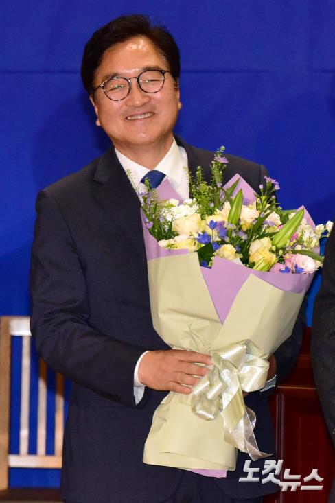 환하게 웃는 우원식 국회의장 후보