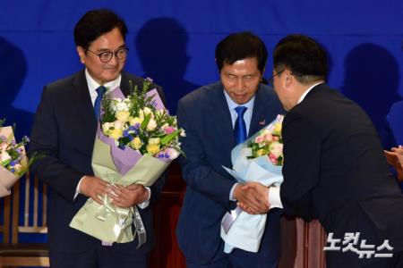 꽃다발 전달받는 이학영 국회부의장 후보