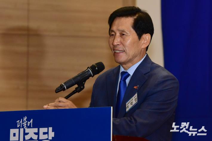 더불어민주당 국회부의장 후보로 선출된 이학영 의원이 16일 서울 여의도 국회 의원회관에서 열린 제22대 전반기 국회의장단 후보 선출을 위한 당선자 총회에서 수락 연설을 하고 있다.