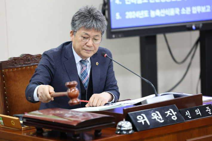 전남도의회 신의준 농수산위원회 위원장(더불어민주당, 완도 2)이 지난 14일 2024년 제1회 농축산식품국 소관 추가경정예산안을 심사하며 쌀값 하락에 대한 전남도 차원의 철저한 대책 마련을 당부했다. 전남도의회 제공