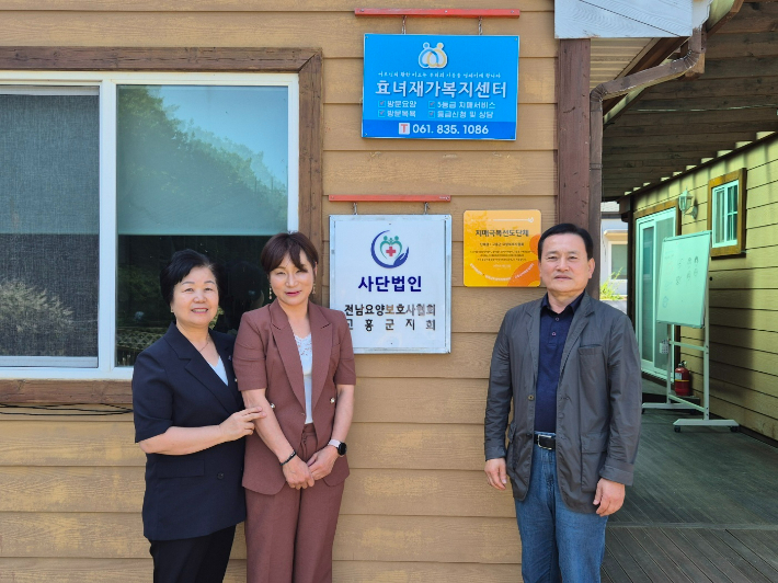 왼쪽부터 신양의 보건소 건강증진과장, 김선희 고흥군 요양보호사협회장. 고흥군 제공