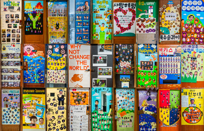 스승의날 이벤트로 꾸며진 담당교수 연구실 문. 한동대 제공